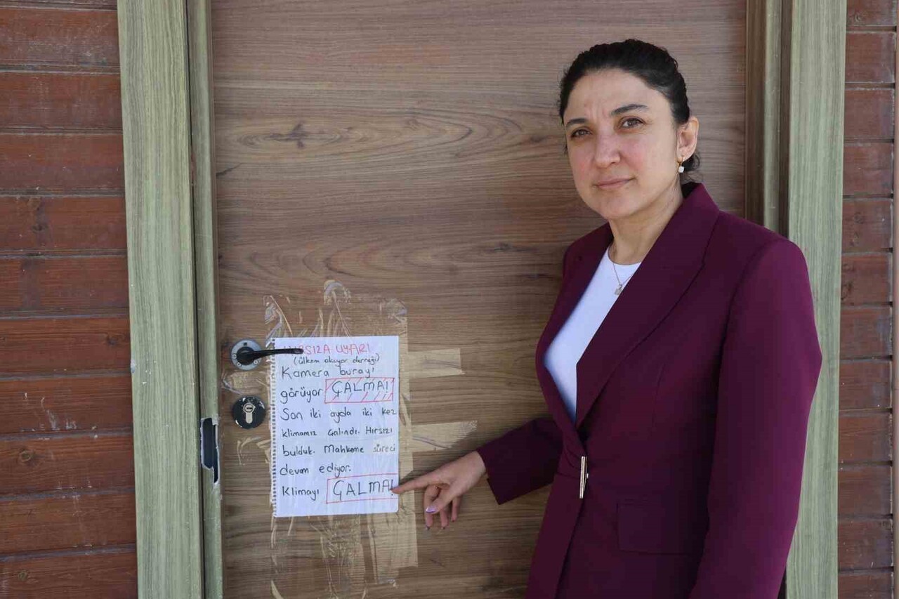 HATAY’IN ANTAKYA İLÇESİNDE ÜLKEM OKUYOR DERNEĞİ TARAFINDAN ÇOCUKLAR OKUSUN DİYE KURULAN KONTEYNER...