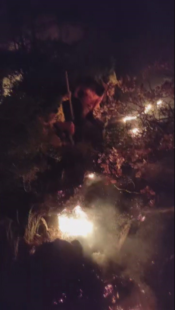 HATAY’IN ARSUZ İLÇESİNDE YILDIRIMIN DÜŞTÜĞÜ ORMANLIK ALANDA ÇIKAN YANGIN, EKİPLERİN MÜDAHALESİYLE...