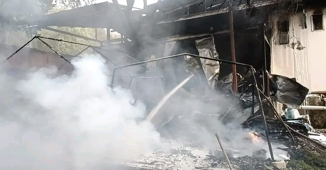 HATAY’IN DEFNE İLÇESİNDE PREFABRİK KONTEYNER ÇIKAN YANGIN, İTFAİYE EKİPLERİ TARAFINDAN...