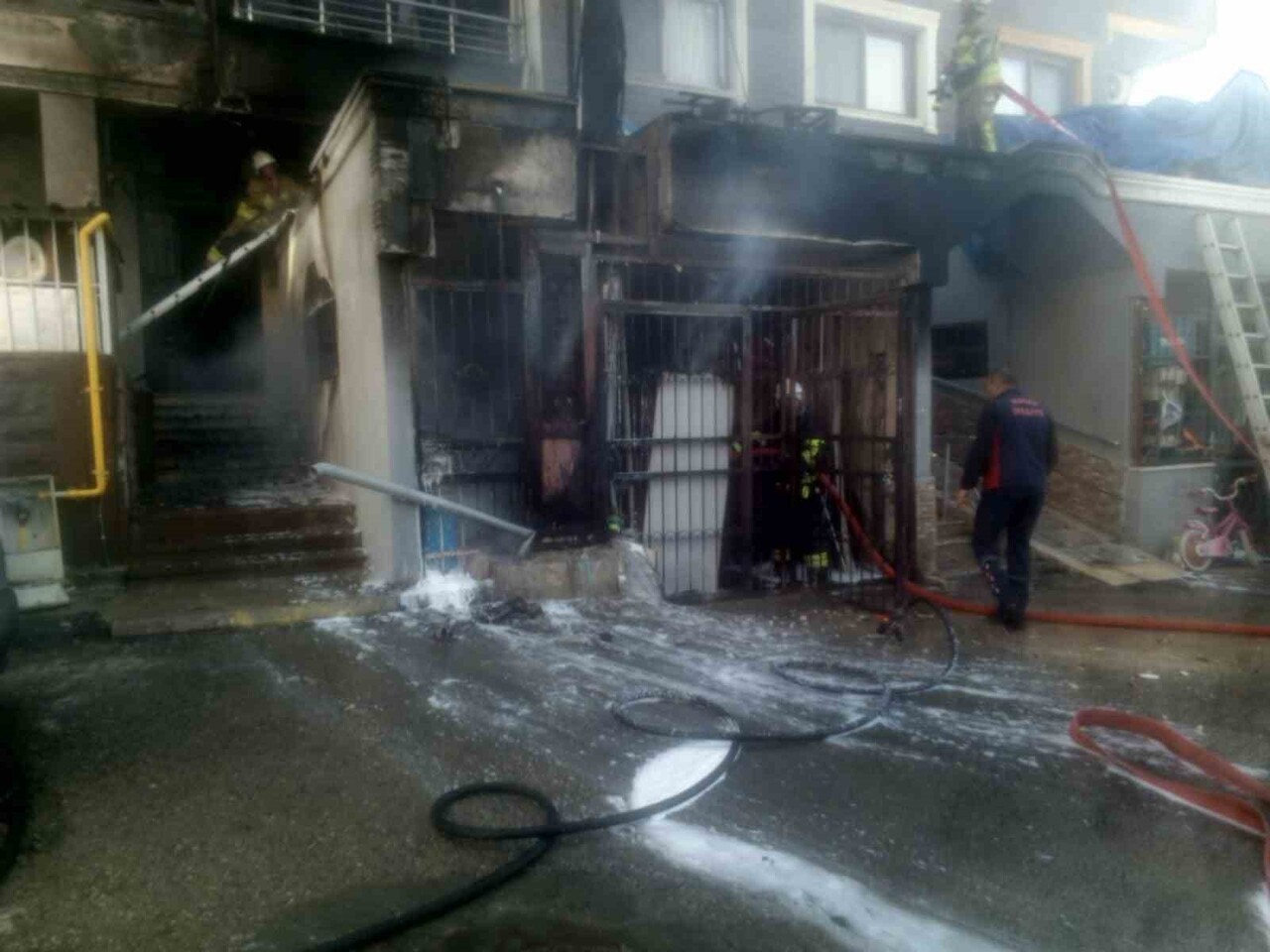 HATAY’IN İSKENDERUN İLÇESİNDE BİR EV VE İŞ YERİ, HENÜZ BİLİNMEYEN BİR NEDENLE ÇIKAN YANGINDA...