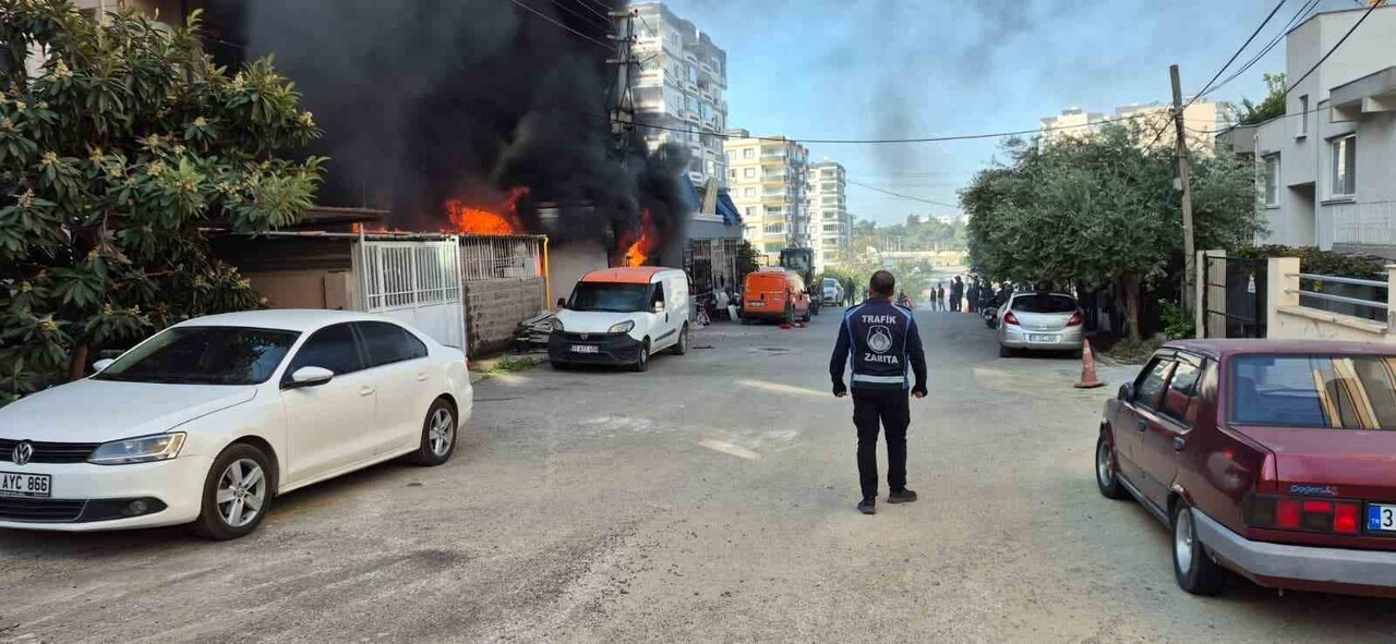 HATAY’IN İSKENDERUN İLÇESİNDE BİR EV VE İŞ YERİ, HENÜZ BİLİNMEYEN BİR NEDENLE ÇIKAN YANGINDA...