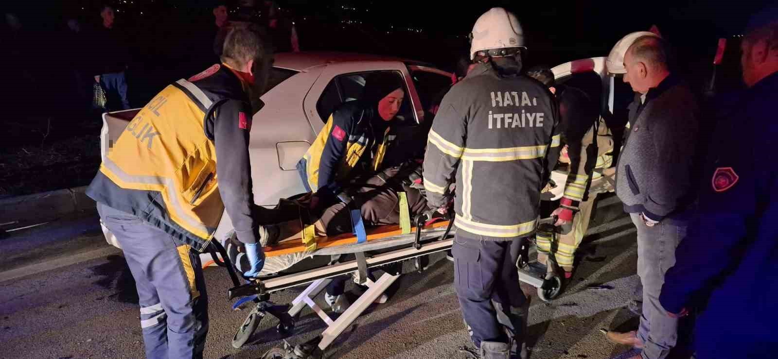 HATAY’IN KIRIKHAN İLÇESİNDE İKİ OTOMOBİLİN ÇARPIŞTIĞI KAZADA 4 KİŞİ YARALANDI.