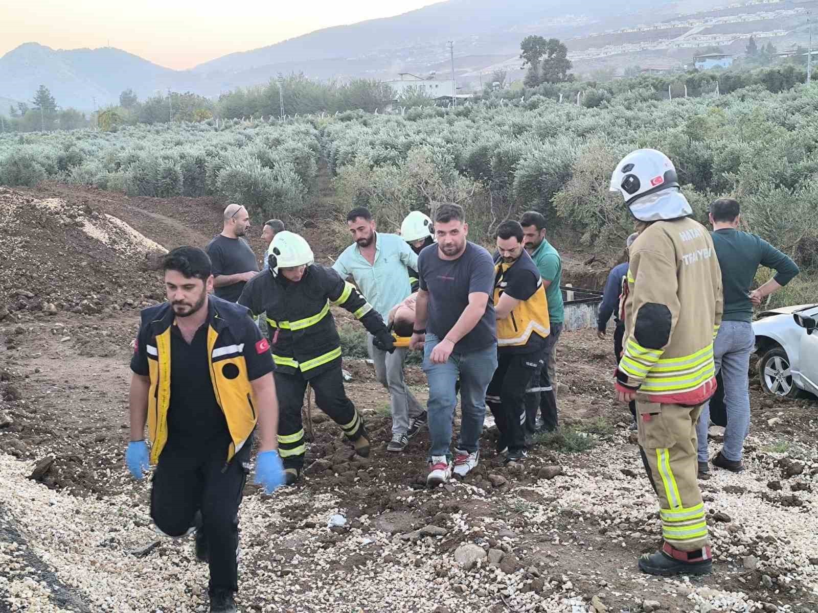 HATAY’IN KIRIKHAN İLÇESİNDE SÜRÜCÜNÜN DİREKSİYON KONTROLÜNÜ KAYBETTİĞİ OTOMOBİL, ZEYTİN BAHÇESİNE...