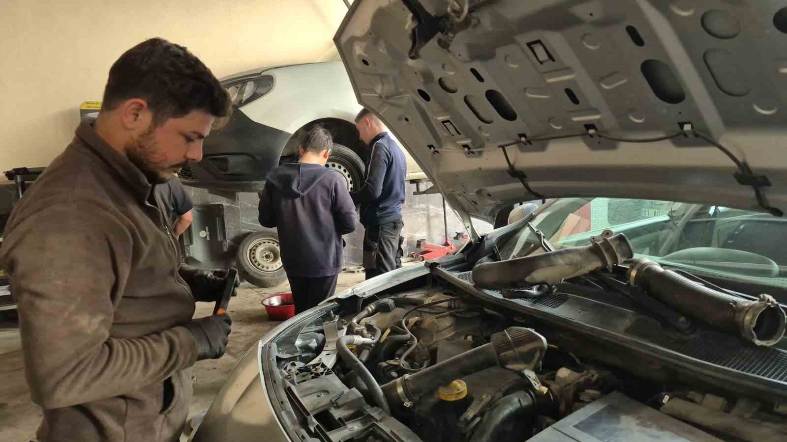 HAVALARIN SOĞUMASIYLA BİRLİKTE OTOMOBİLLERE KIŞLIK BAKIMI YAPTIRMAK ŞART OLURKEN, OTO TAMİR...