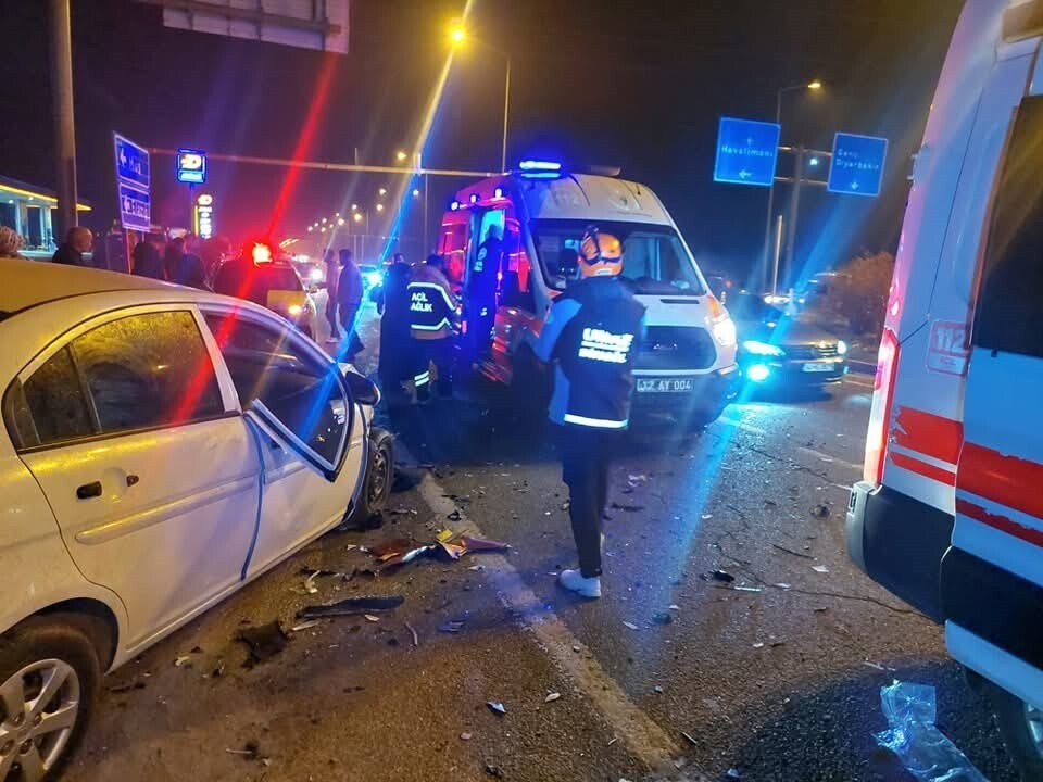 HAVALİMANI KAVŞAĞINDA İKİ ARAÇ ÇARPIŞTI: 4 YARALI HASTANEYE KALDIRILDI