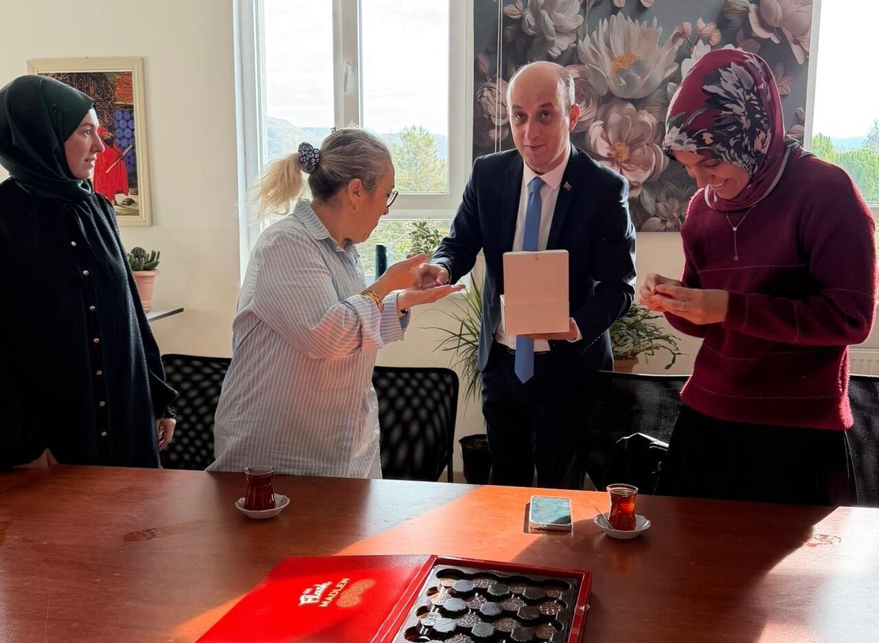 HİSARCIK’TA ÖĞRETMENLERE TÜRK BAYRAĞI ROZETİ HEDİYE EDİLDİ MÜDÜR KİLİTCİ: "BAYRAK, VATAN, MİLLET...