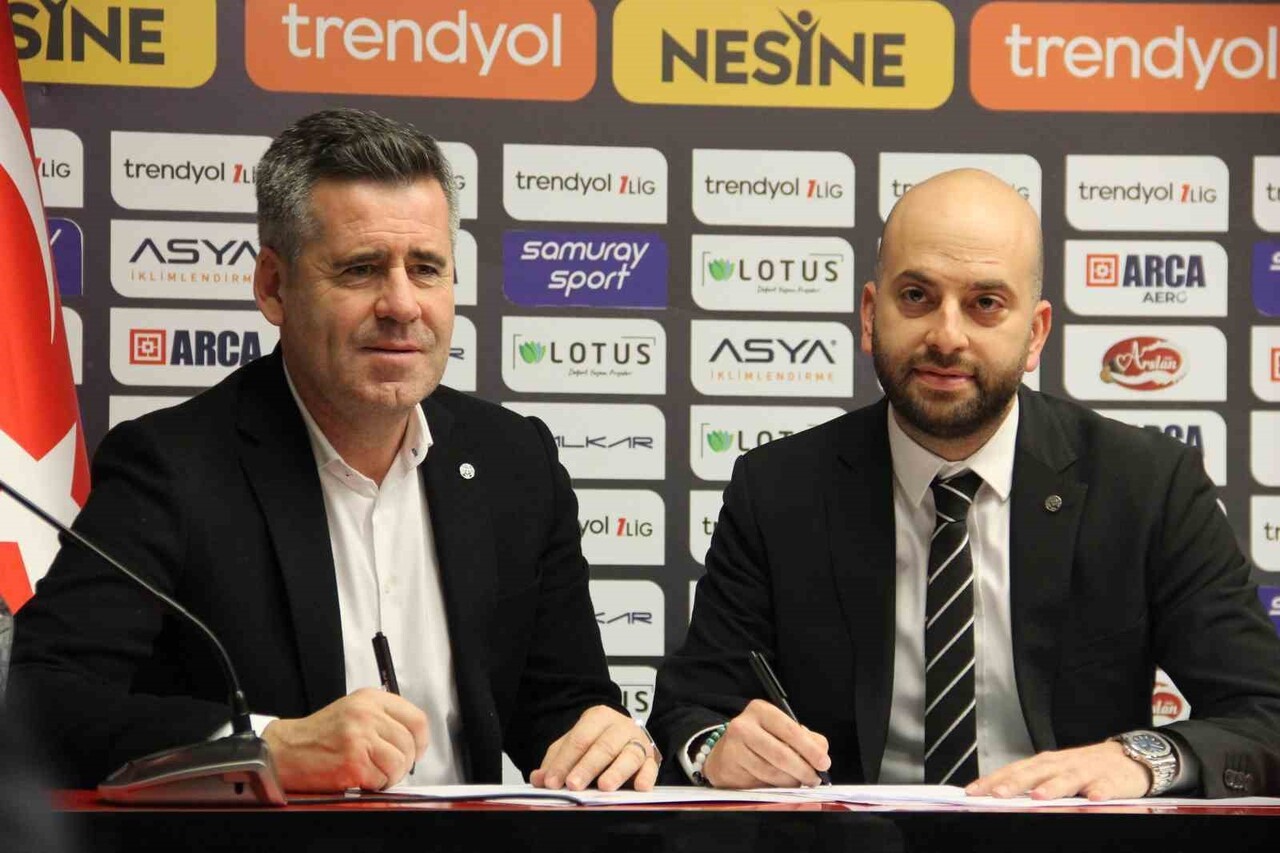 HÜSEYİN EROĞLU İÇİN ÇORUM FK TESİSLERİNDE İMZA TÖRENİ DÜZENLENDİ.