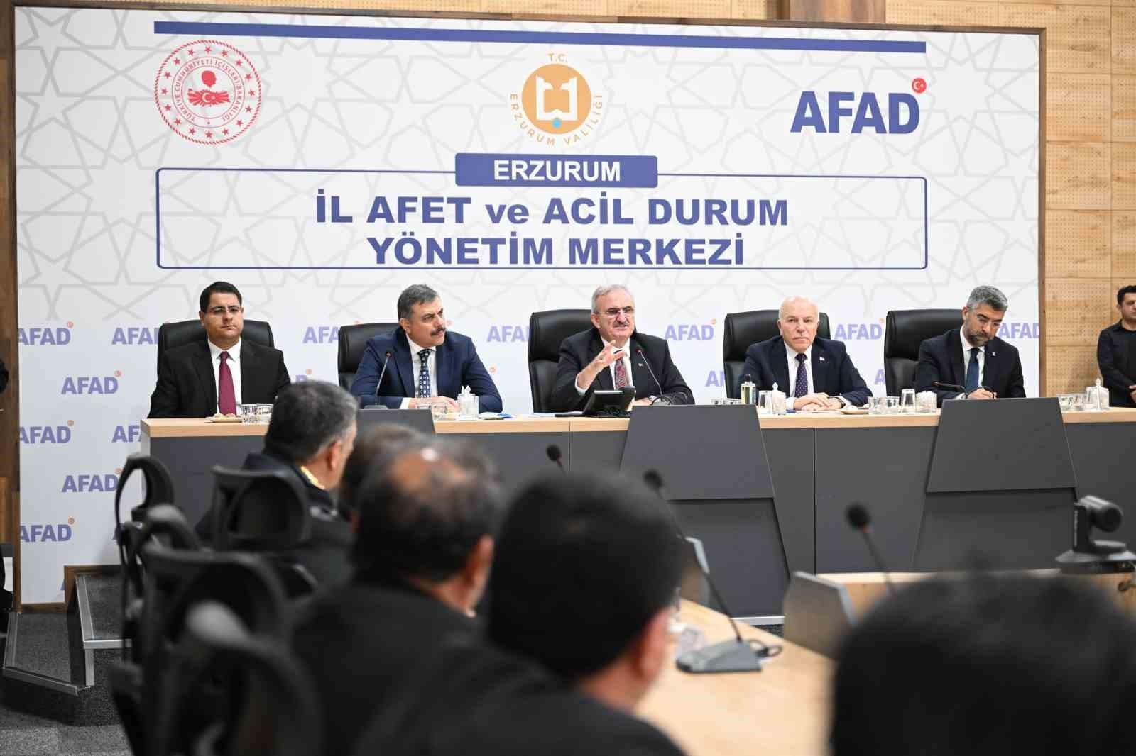 İÇİŞLERİ BAKAN YARDIMCISI  MÜNİR KARALOĞLU, BAKIMEVLERİNİN YEMEK ARTIKLARINDAN KENDİ MAMALARINI...