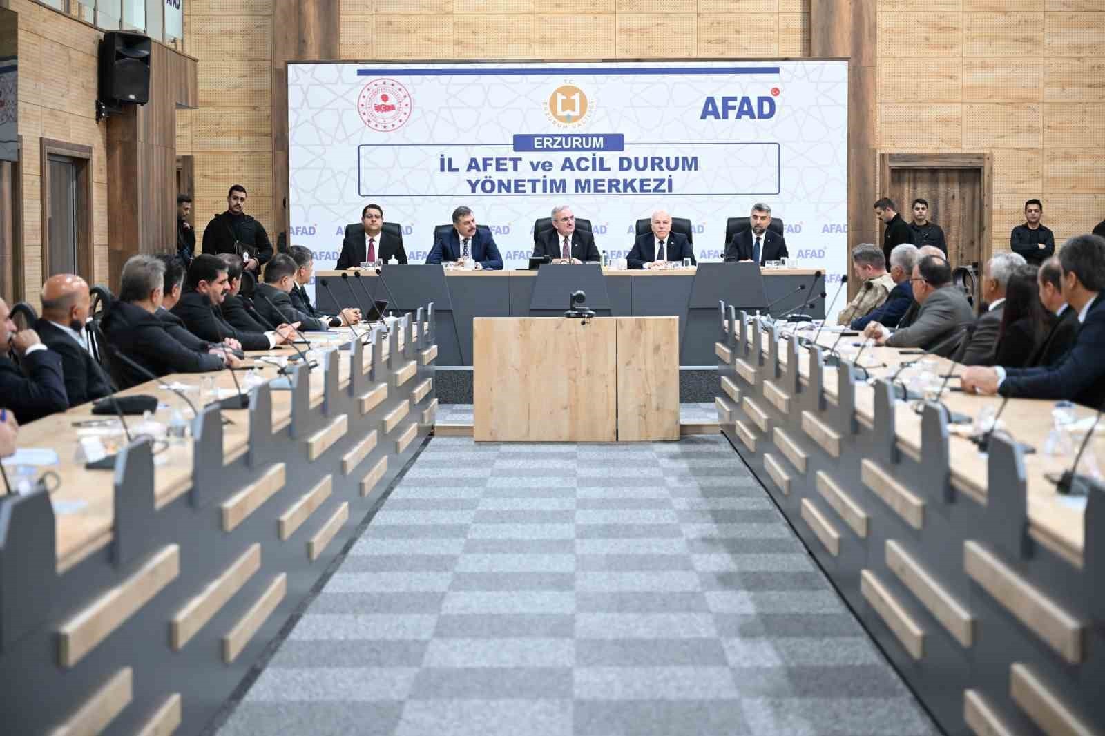 İÇİŞLERİ BAKAN YARDIMCISI  MÜNİR KARALOĞLU, BAKIMEVLERİNİN YEMEK ARTIKLARINDAN KENDİ MAMALARINI...