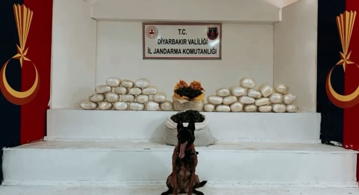 İÇİŞLERİ BAKANI ALİ YERLİKAYA, "DİYARBAKIR'DA, JANDARMAMIZ TARAFINDAN DÜZENLENEN OPERASYONUMUZDA;...