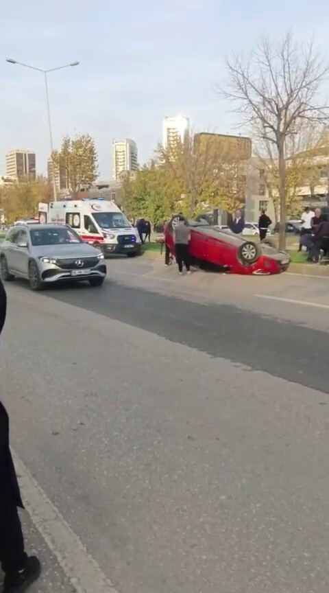 İKİ ARAÇ ÇARPIŞTI, TAKLA ATAN OTOMOBİLDE SÜRÜCÜ SIKIŞTI