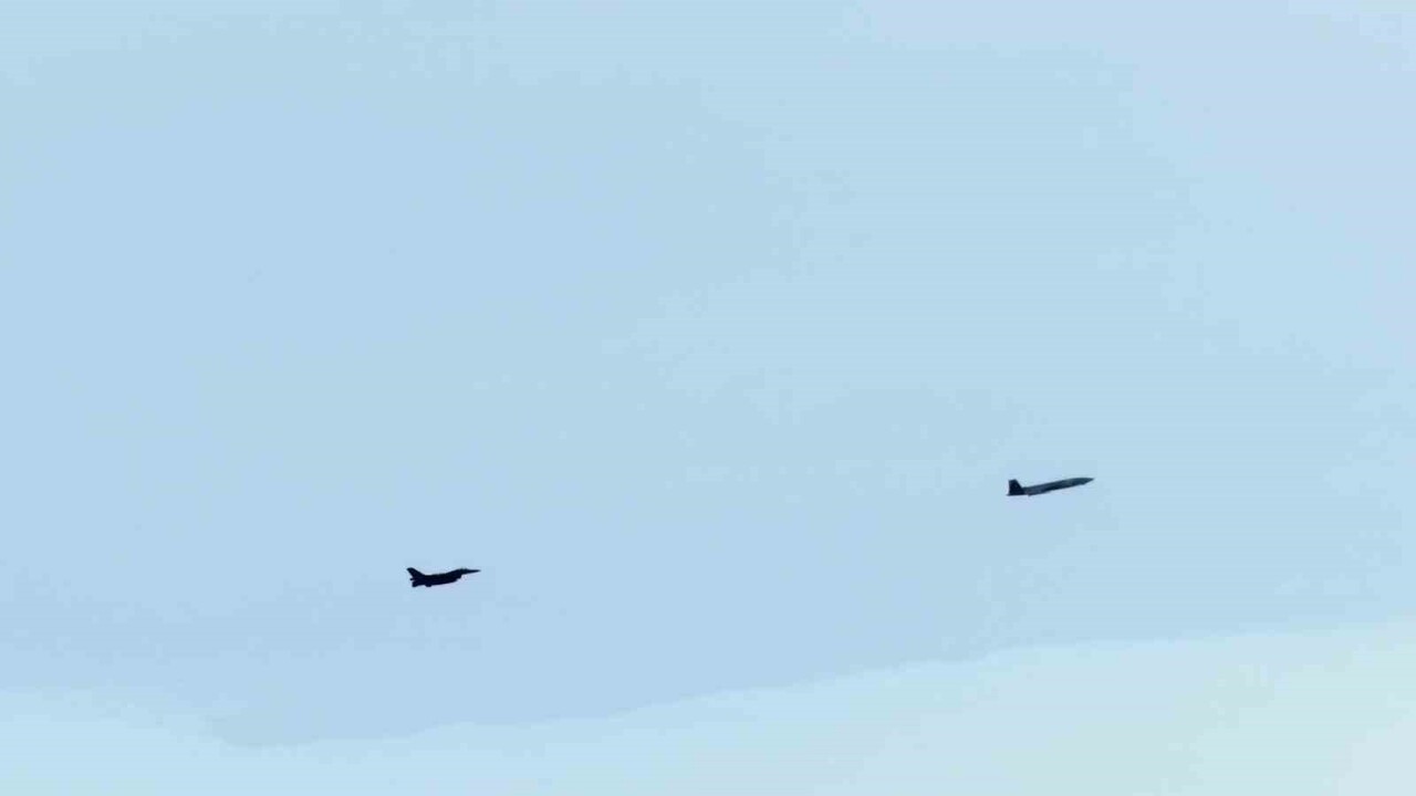 İKİ F-16 SAVAŞ UÇAĞININ KATILDIĞI TESTTE, MİLLİ AESA RADAR MURAD İLE HEDEF F-16'YA KİLİTLENEN...