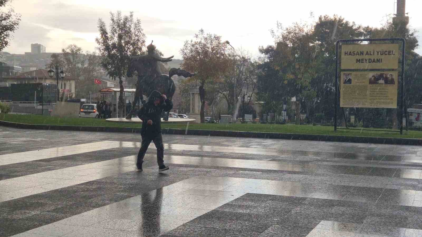 İLÇEDE ANİDEN BASTIRAN ŞİDDETLİ YAĞIŞ NEDENİYLE CADDE VE SOKAKLARDA SU BİRİKİNTİLERİ...