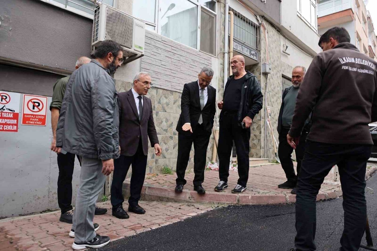 İLÇEDE YAPIMI DEVAM EDEN YOL YAPIM ÇALIŞMALARINI YERİNDE İNCELEYEN İLKADIM BELEDİYE BAŞKANI İHSAN...