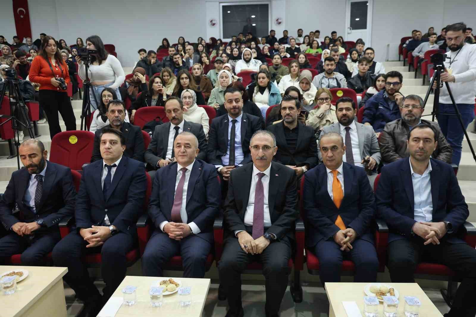 İLETİŞİM FAKÜLTESİNDE ‘İLETİŞİM GÜNLERİ’ PROJESİNDE ÖĞRENCİLERLE BİR ARAYA GELEN ELAZIĞ VALİSİ...