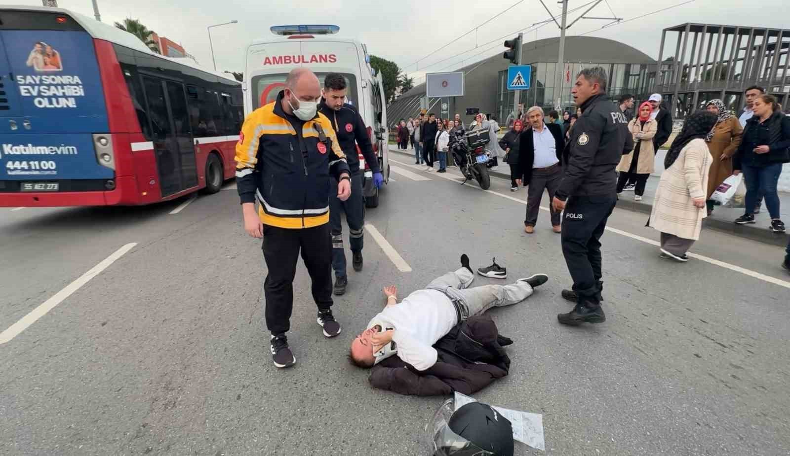 İLKADIM İLÇESİNDE SEYİR HALİNDEYKEN DENGESİ KAYBEDİLEN MOTOSİKLETİN SÜRÜCÜSÜ YERE DÜŞEREK...