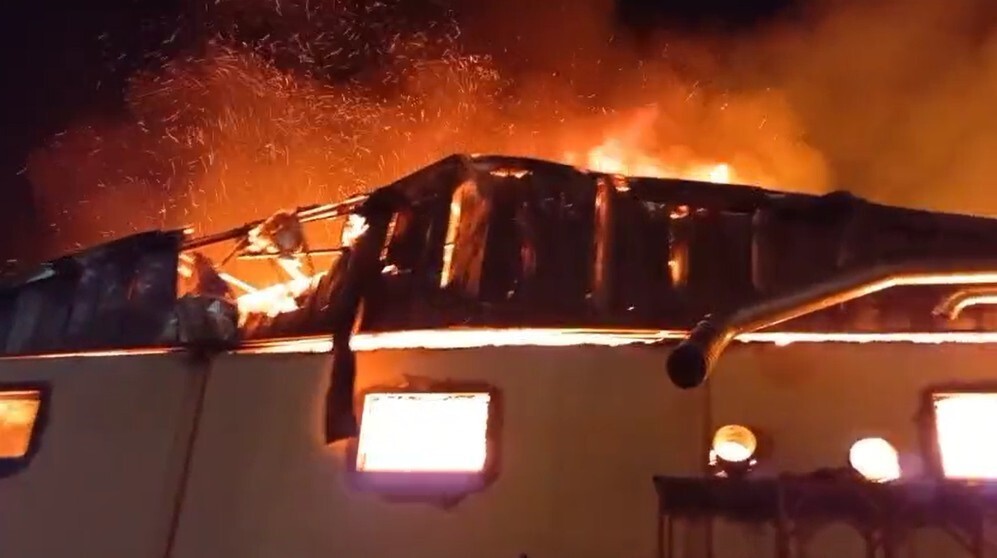 ISPARTA’DA GECE SAATLERİNDE ALEVLERE TESLİM OLAN KERESTE FABRİKASI, İTFAİYE EKİPLERİNİN SABAHA...