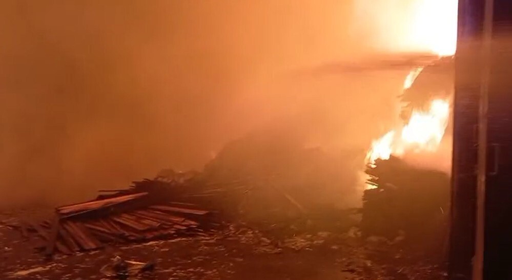 ISPARTA’DA GECE SAATLERİNDE ALEVLERE TESLİM OLAN KERESTE FABRİKASI, İTFAİYE EKİPLERİNİN SABAHA...