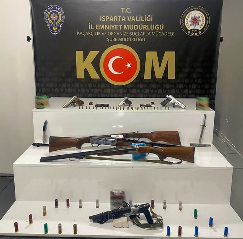 ISPARTA’DA KOM EKİPLERİNCE GERÇEKLEŞTİRİLEN OPERASYONDA ÇOK SAYIDA TABANCA, AV TÜFEĞİ VE FİŞEK ELE...
