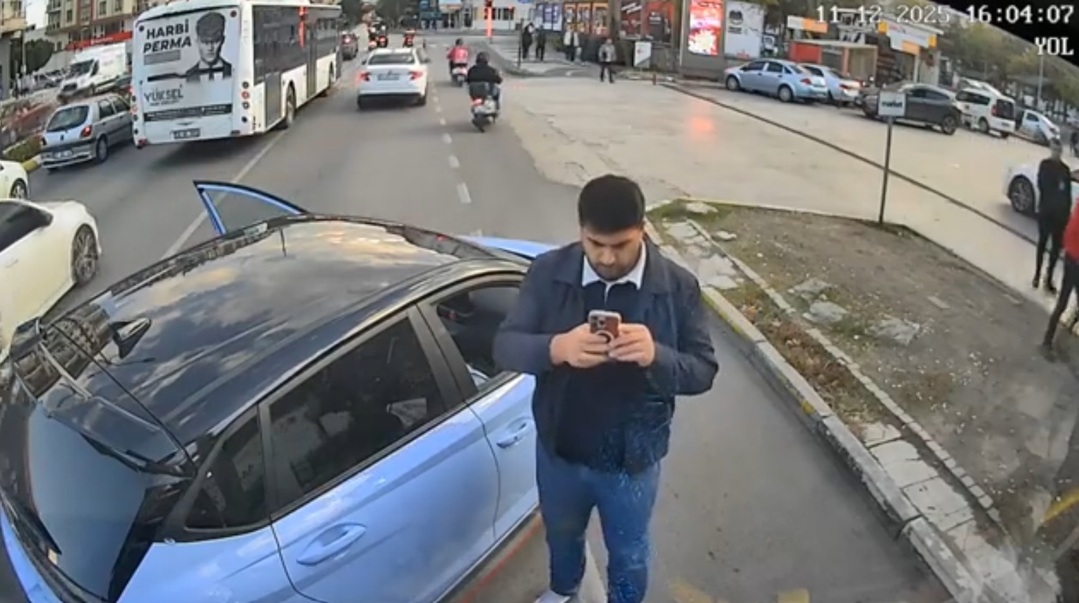 ISPARTA’DA SEYİR HALİNDEKİ HALK OTOBÜSÜNÜN ÖNÜNÜ KESEN SÜRÜCÜ, KADIN OTOBÜS ŞOFÖRÜ PINAR...