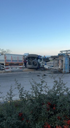 ISPARTA’NIN EĞİRDİR İLÇESİ SANAYİ KAVŞAĞI’NDA İKİ TIR’IN ÇARPIŞMASI SONUCU MEYDANA GELEN KAZADA 38...