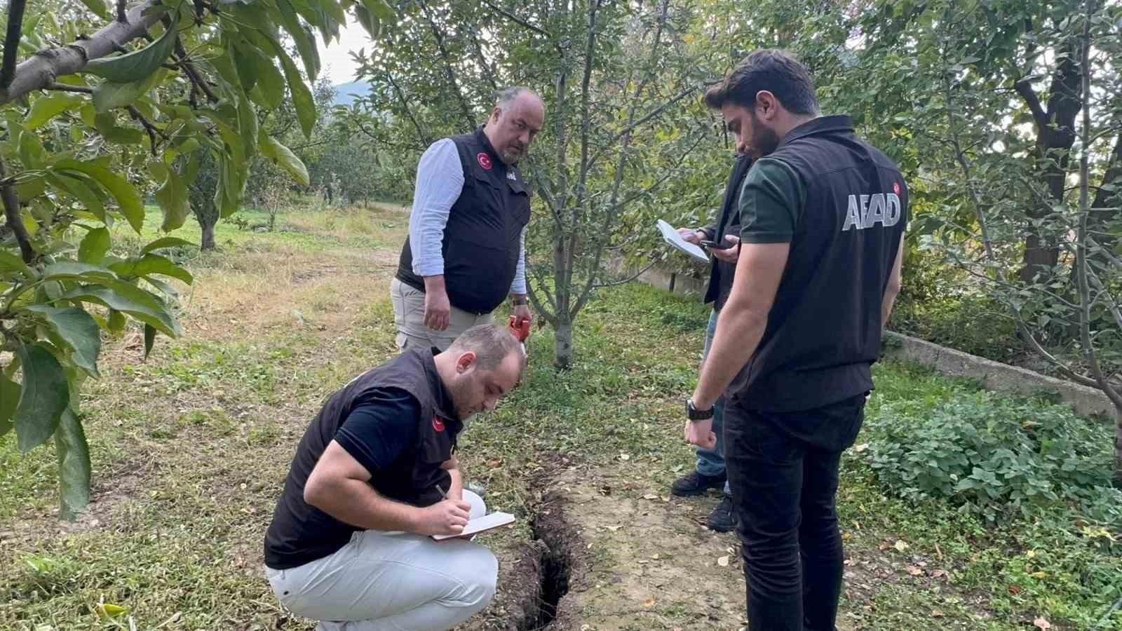 ISPARTA’NIN EĞİRDİR İLÇESİNDE BİR ELMA BAHÇESİNDE OLUŞAN YAKLAŞIK 1 METRE DERİNLİĞİNDEKİ OBRUKLAR...