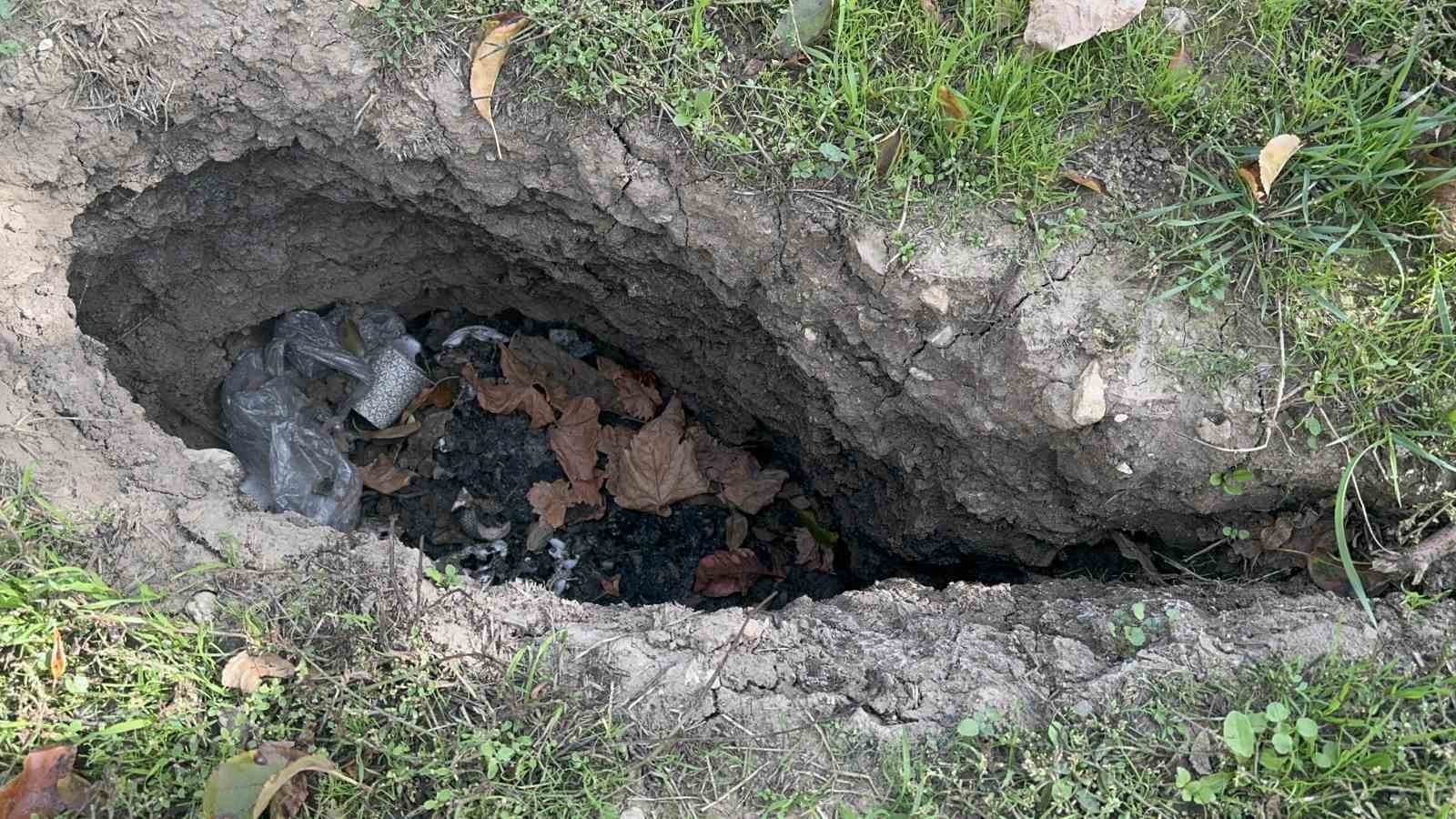 ISPARTA’NIN EĞİRDİR İLÇESİNDE BİR ELMA BAHÇESİNDE YAKLAŞIK 1 METRE DERİNLİĞİNDE OBRUKLAR OLUŞTU....