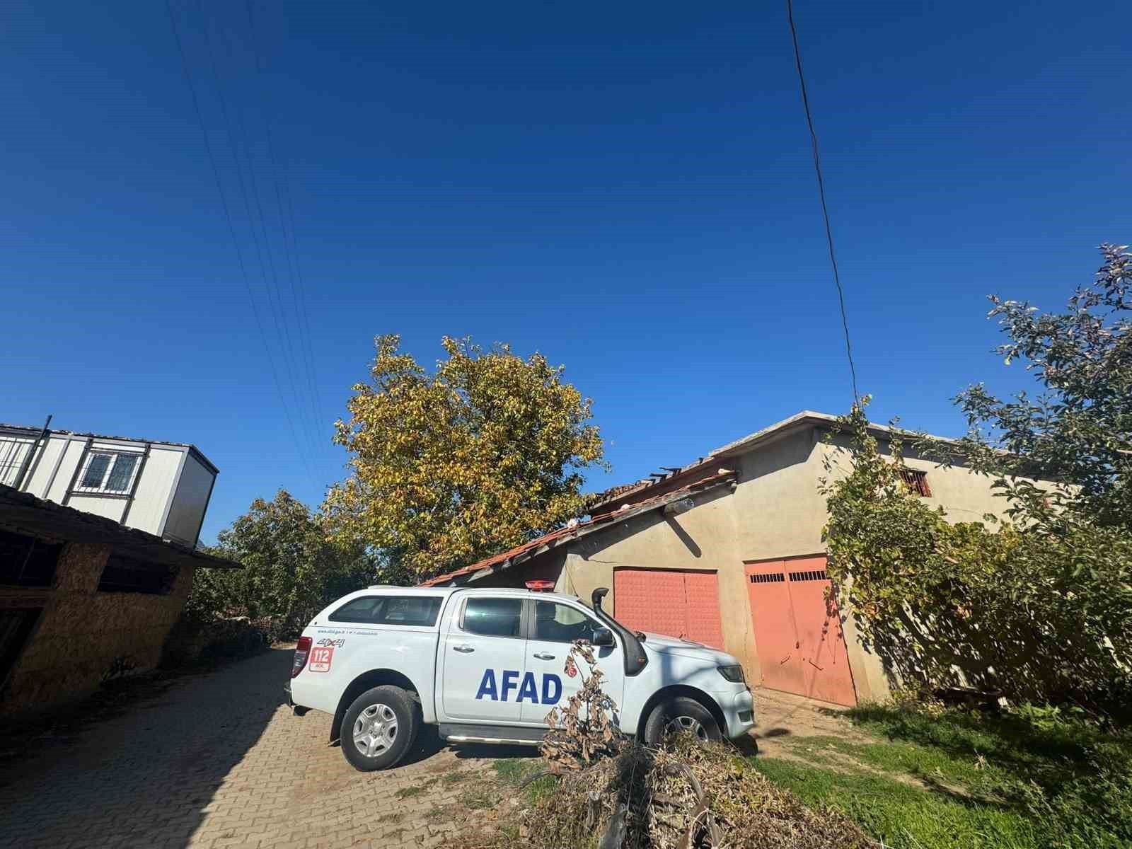 ISPARTA’NIN EĞİRDİR İLÇESİNDE BİR ELMA BAHÇESİNDE YAKLAŞIK 1 METRE DERİNLİĞİNDE OBRUKLAR OLUŞTU....