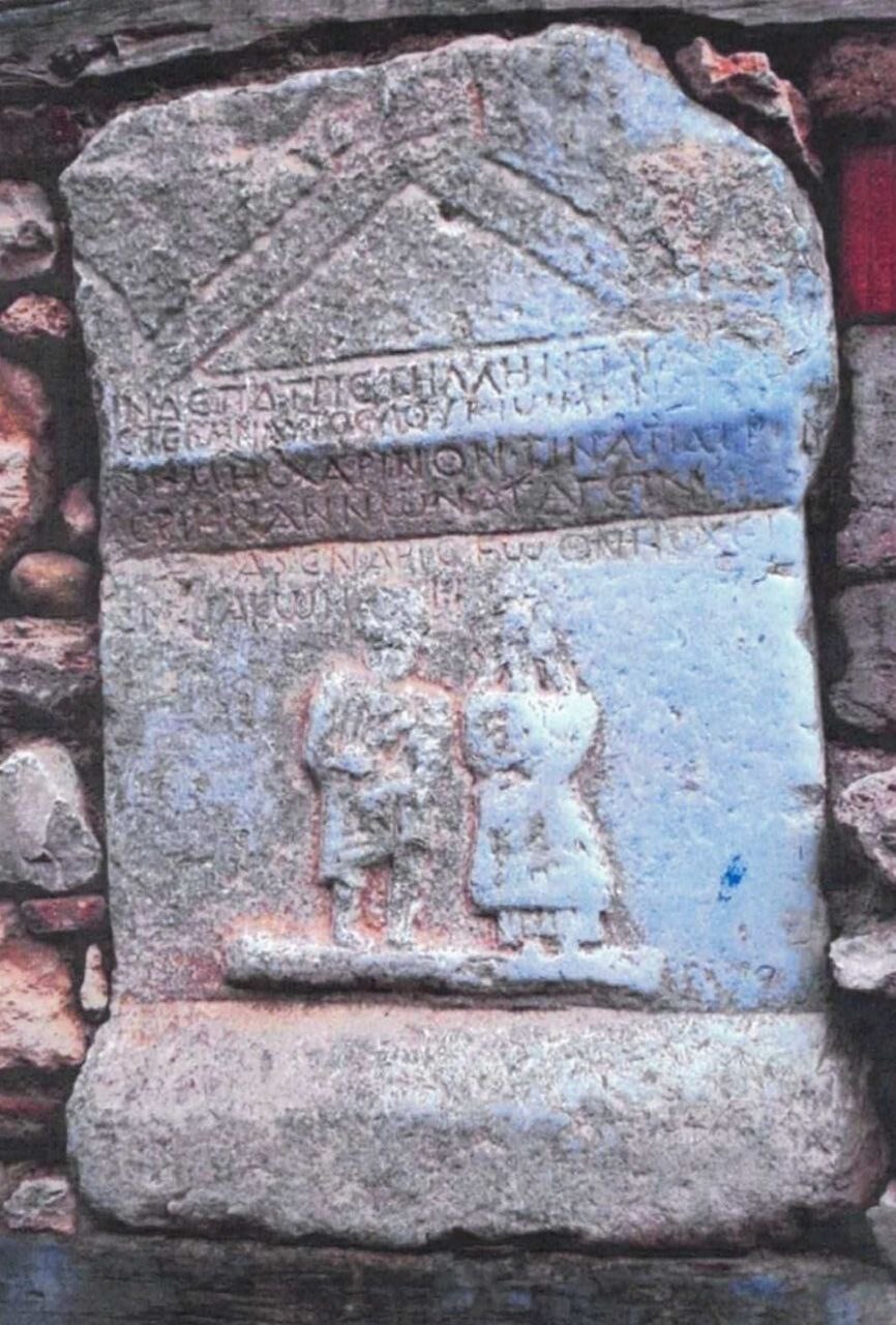 ISPARTA’NIN YALVAÇ İLÇESİNDEKİ BİR KÖYDE MUHTAR VE İKİ KİŞİ, BİR EVİN TEMEL DUVARINDA BULUNAN...