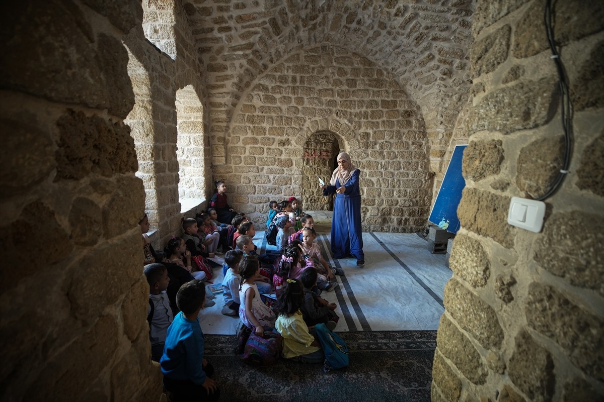 İsrail'in Gazze Şeridi'ne 2 yıl boyunca sürdürdüğü soykırımda eğitimden uzak kalan Filistinli...