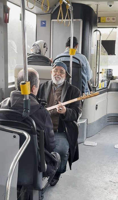 İSTANBUL'DA 48-A KEMERBURGAZ-ARNAVUTKÖY SEFERİNİ YAPAN BİR İETT OTOBÜSÜNDE RENKLİ ANLAR YAŞANDI....