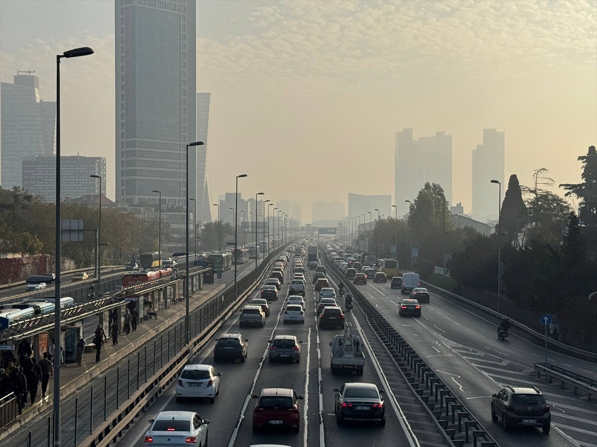 İstanbul'da haftanın ilk iş gününde ana arter, cadde ve yollardaki trafik yoğunluğu yüzde 73'e...