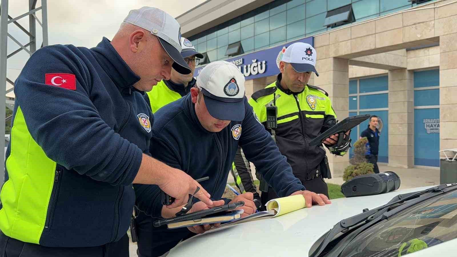İSTANBUL'UN ARNAVUTKÖY İLÇESİNDE TRAFİKTEN KAÇMAK İÇİN KALDIRIMA ÇIKARAK İLERLEYEN SÜRÜCÜYE...