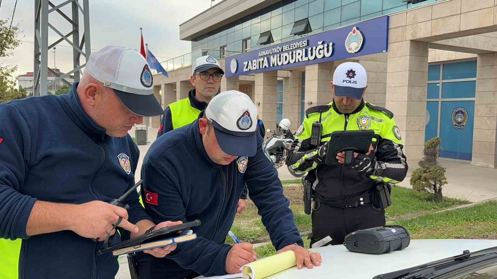 İSTANBUL'UN ARNAVUTKÖY İLÇESİNDE TRAFİKTEN KAÇMAK İÇİN KALDIRIMA ÇIKARAK İLERLEYEN SÜRÜCÜYE...