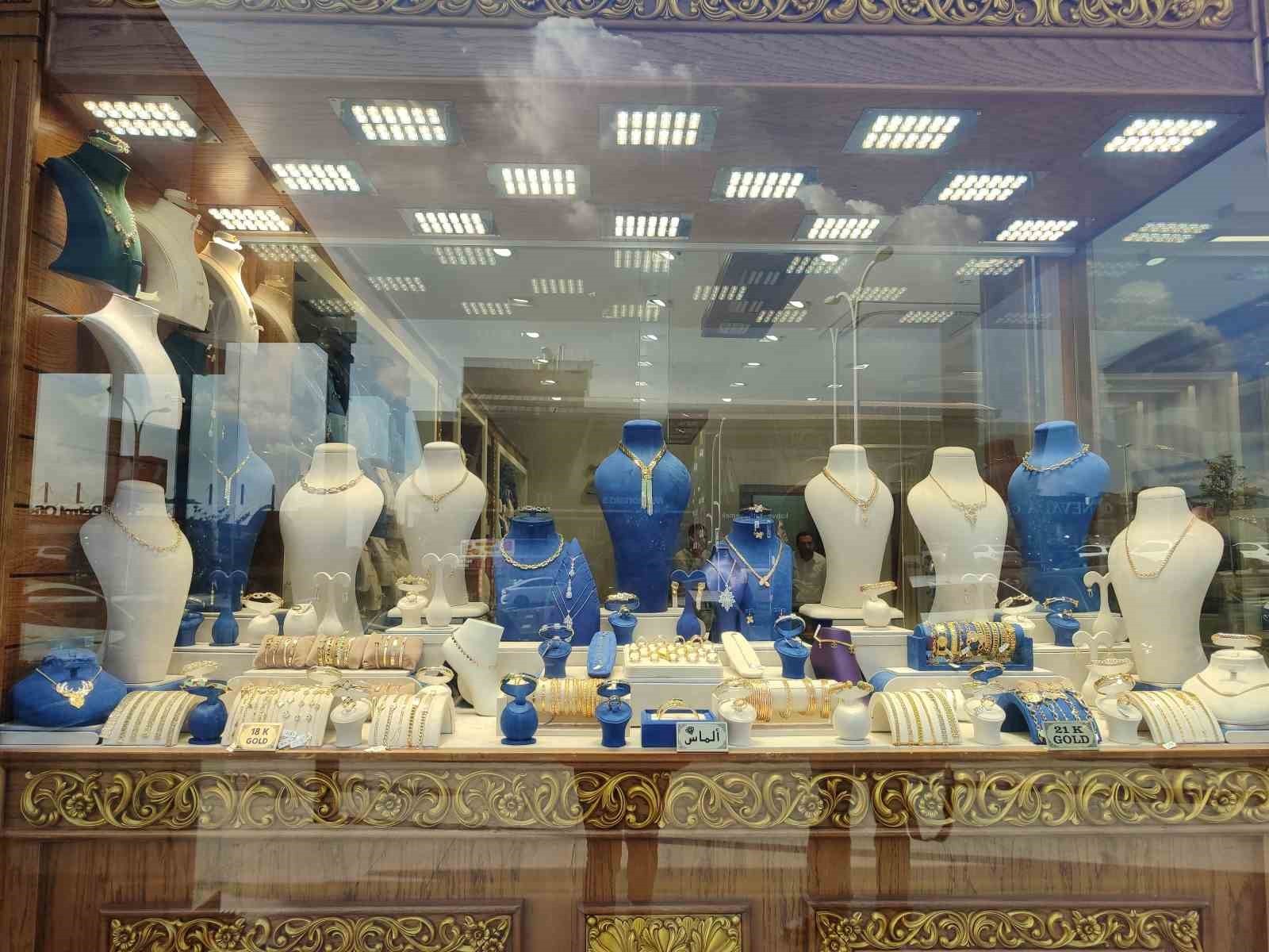 İSTANBUL'UN BAŞAKŞEHİR İLÇESİNDE BİR SİTEDE BULUNAN KUYUMCU DÜKKÂNINA YÖNELİK YAPILAN HIRSIZLIK...