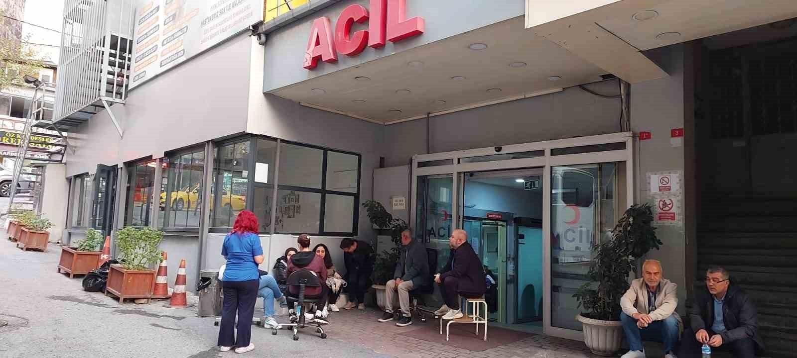 İSTANBUL'UN BEYOĞLU İLÇESİNDE BULUNAN ÖZEL OKMEYDANI HASTANESİ ÇALIŞANLARI, BİNANIN DEPREME...