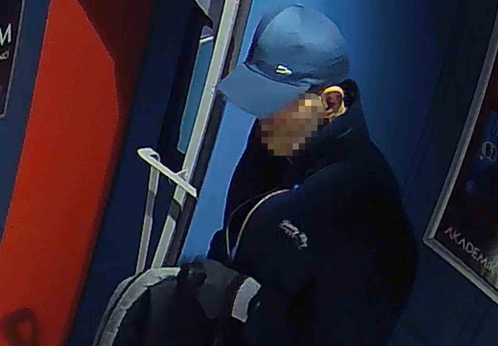 İSTANBUL AVCILAR'DA BULUNAN BİR YABANCI DİL KURSUNA GİREN HIRSIZ, CAM KAPIYI KIRIP PİYASADA DEĞERİ...