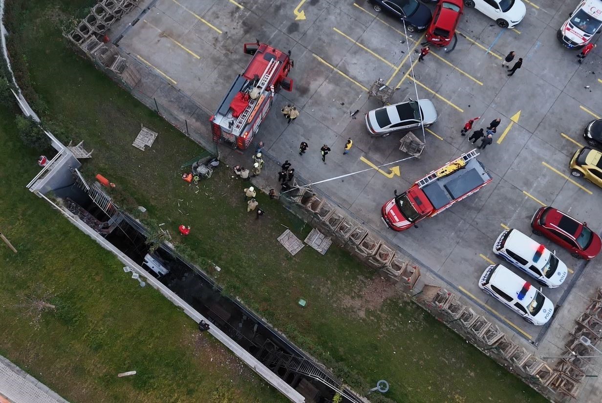 İSTANBUL BAHÇELİEVLER’DE OTOPARKTAN ÇIKAN KADIN SÜRÜCÜ DİREKSİYON HAKİMİYETİNİ KAYBEDEREK ÇOK...
