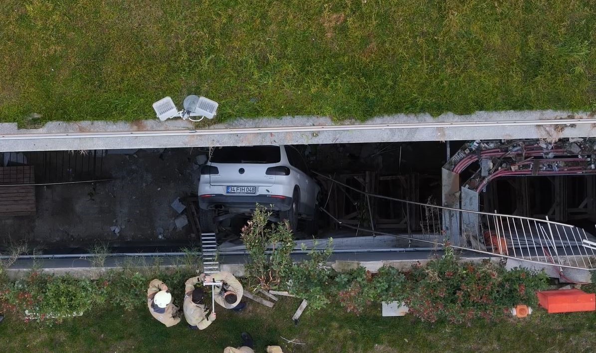 İSTANBUL BAHÇELİEVLER’DE OTOPARKTAN ÇIKAN KADIN SÜRÜCÜ DİREKSİYON HAKİMİYETİNİ KAYBEDEREK ÇOK...