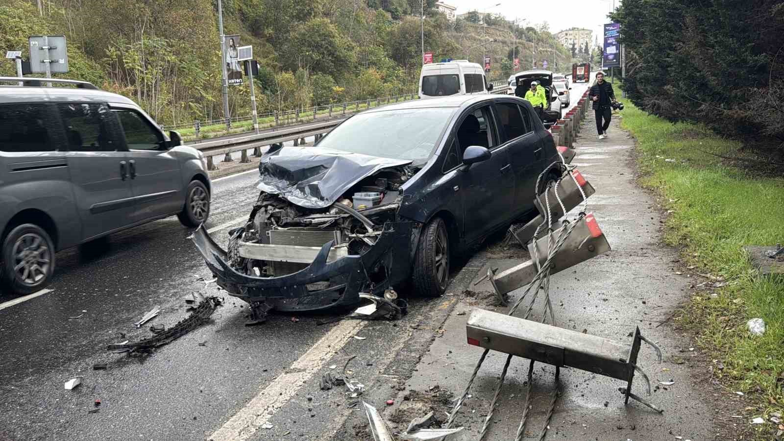 İSTANBUL BEŞİKTAŞ’TA YAĞMURUN ETKİSİYLE KAYGANLAŞAN YOLDA PEŞ PEŞE İKİ TRAFİK KAZASI MEYDANA...