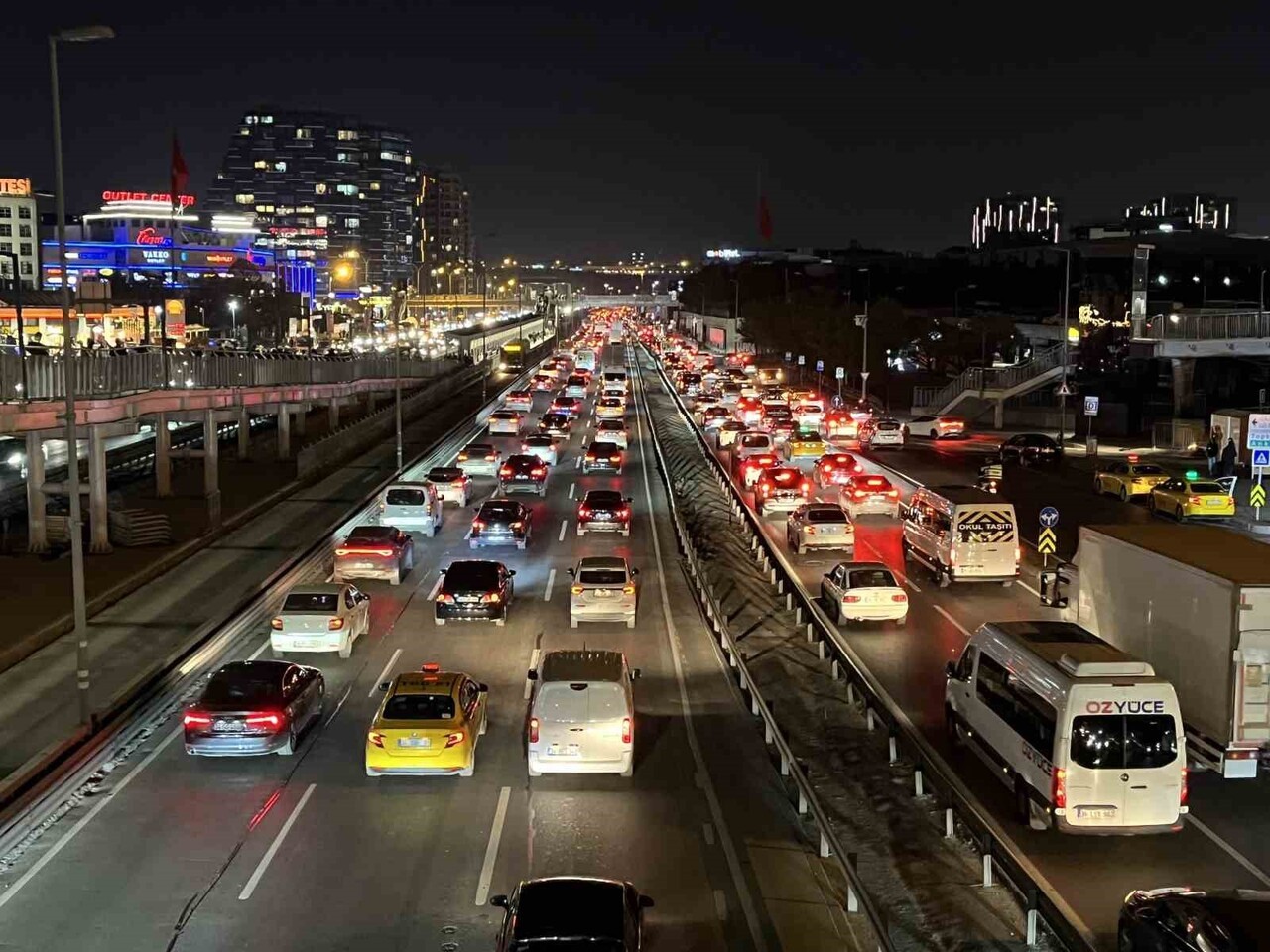 İSTANBUL’DA AKŞAM İŞ ÇIKIŞ SAATLERİNDE TRAFİK YOĞUNLUĞU YÜZDE 83’E ULAŞTI.