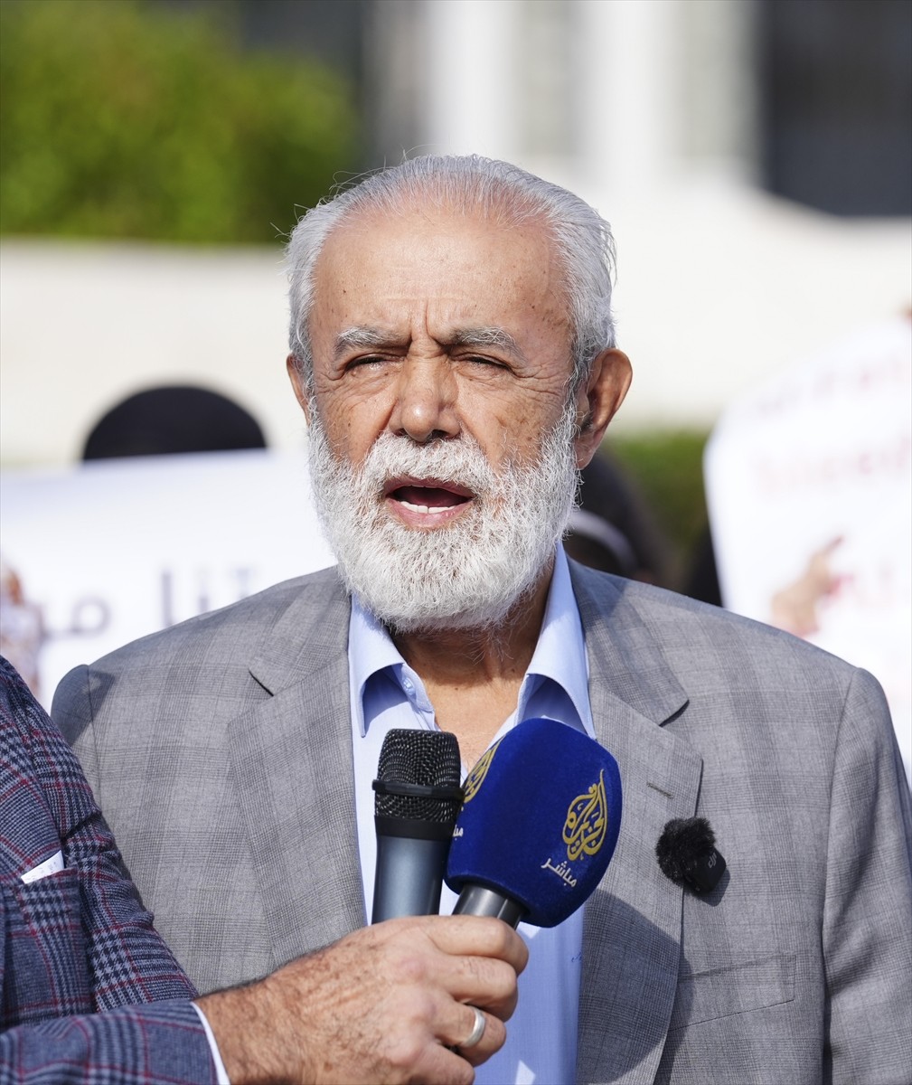 İstanbul’da toplanan Sudanlılar, iç savaşın yol açtığı insani kriz için Beyazıt Meydanı’nda...