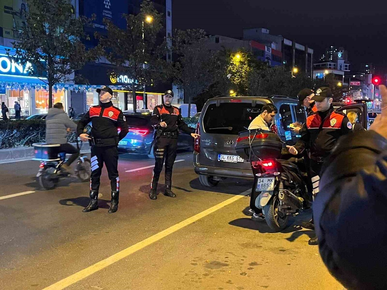 İSTANBUL ESENYURT'TA POLİS EKİPLERİNCE GENEL GÜVENLİK VE ASAYİŞ UYGULAMASI YAPILDI. İSTANBUL İL...