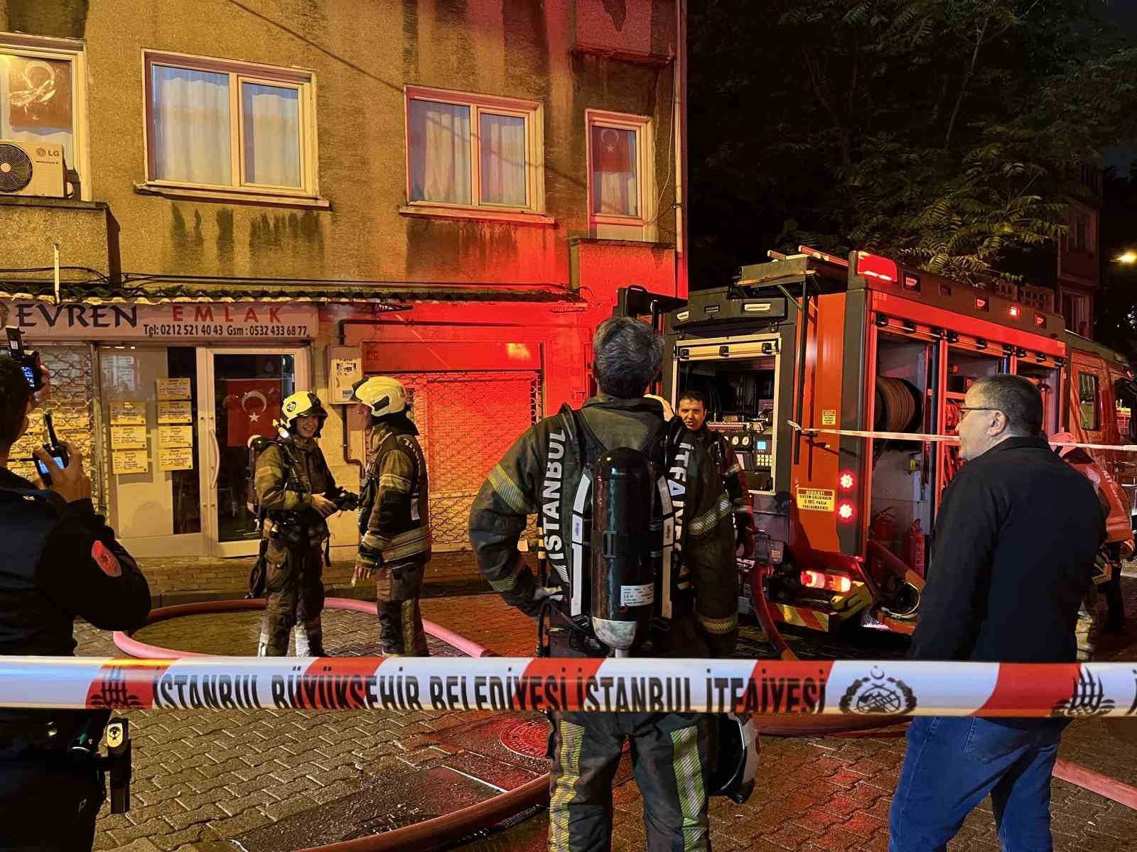 İSTANBUL FATİH’TE 3 KATLI BİNANIN ÇATISINDA YANGIN ÇIKTI. ALEV ALEV YANAN ÇATI, İTFAİYE...
