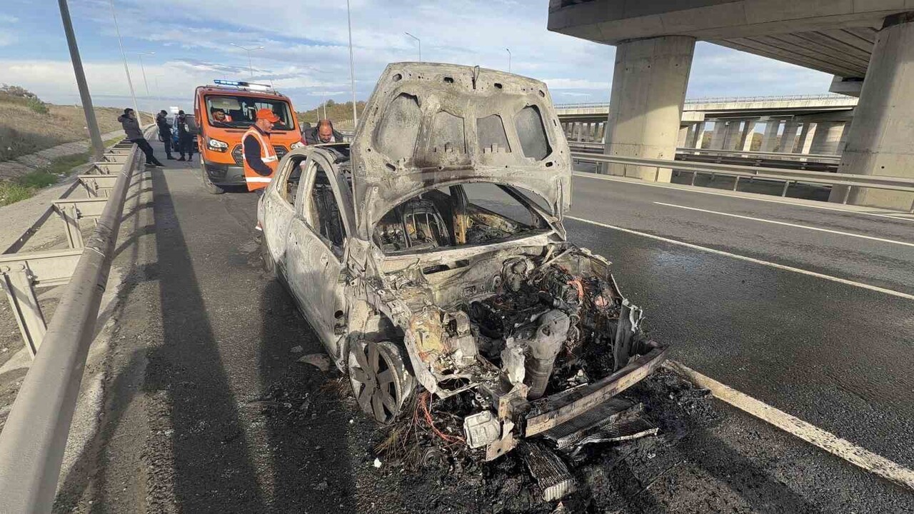 İSTANBUL HAVALİMANI İSTİKAMETİNDE SEYİR HALİNDE OLAN BİR OTOMOBİL, HENÜZ BELİRLENEMEYEN BİR...