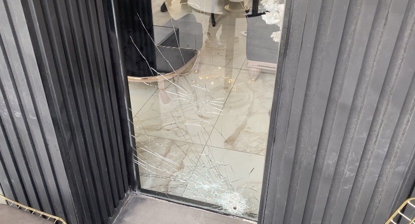 İSTANBUL (İHA) - ATAŞEHİR’DE SEVİM ALAN İSİMLİ GÜZELLİK MERKEZİNİN ÖNÜNE GELEN MOTOSİKLETLİ İKİ...