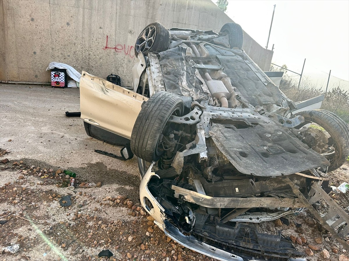 İstanbul-İzmir Otoyolu'nun Balıkesir kısmında şarampole devrilen otomobildeki 4 kişi...