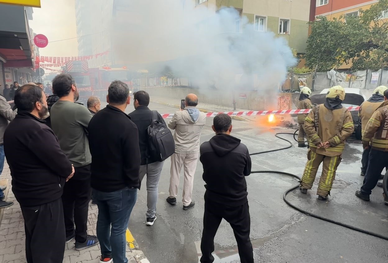 İSTANBUL KÜÇÜKÇEMECE’DE BEDAŞ'A AİT YERALTI ELEKTRİK KABLOLARI BİR ANDA PATLAYIP YANMAYA BAŞLADI....