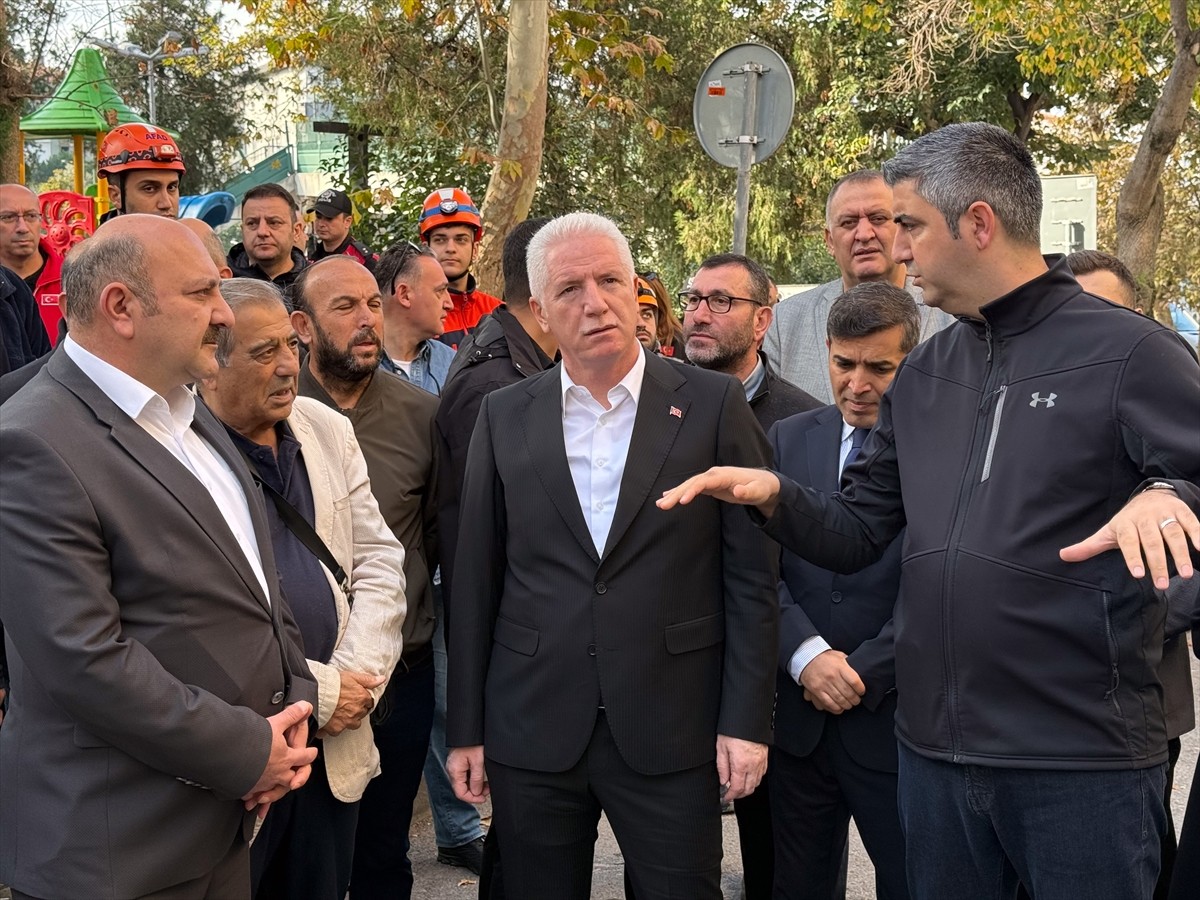 İstanbul Valisi Davut Gül (ortada), Yukarı Mahallesi Doğan Sokak'ta bulunan, dün akşam AFAD, polis...