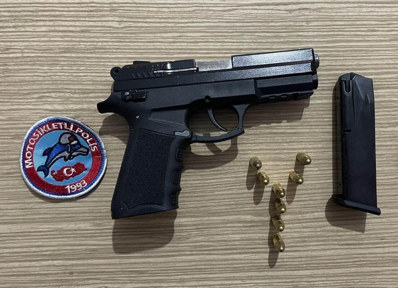 İŞYERİNİ KURŞUNLAYACAKLARDI, POLİSİN DİKKATİ SAYESİNDE YAKALANDILAR